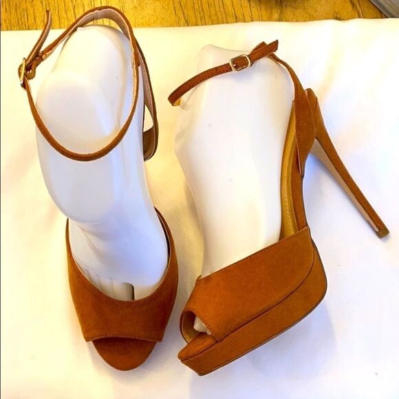 LILIANA CAMEL COLORED STILETTO SANDALS. N… - Picture 2 of 9